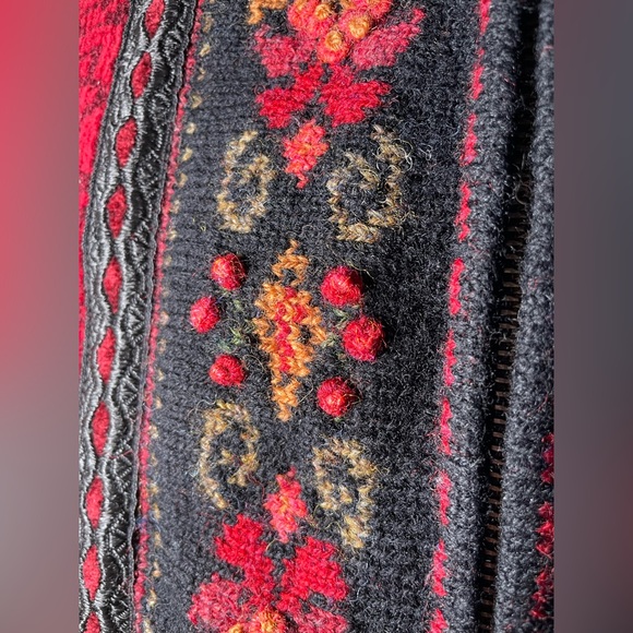 Vintage Icelandic Design floral embroidered lined cardigan - Picture 6 of 11